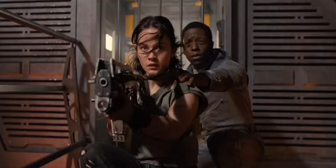 Rain y Andy enfrentándose a los xenomorfos en una escena de acción de Alien Romulus