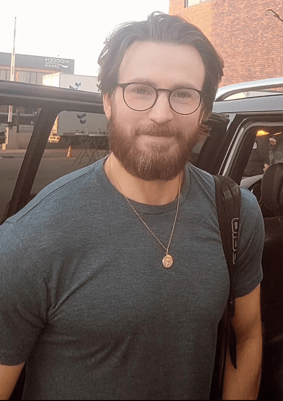 Así de cambiado lucirá Chris Evans para su nueva película con Salma Hayek