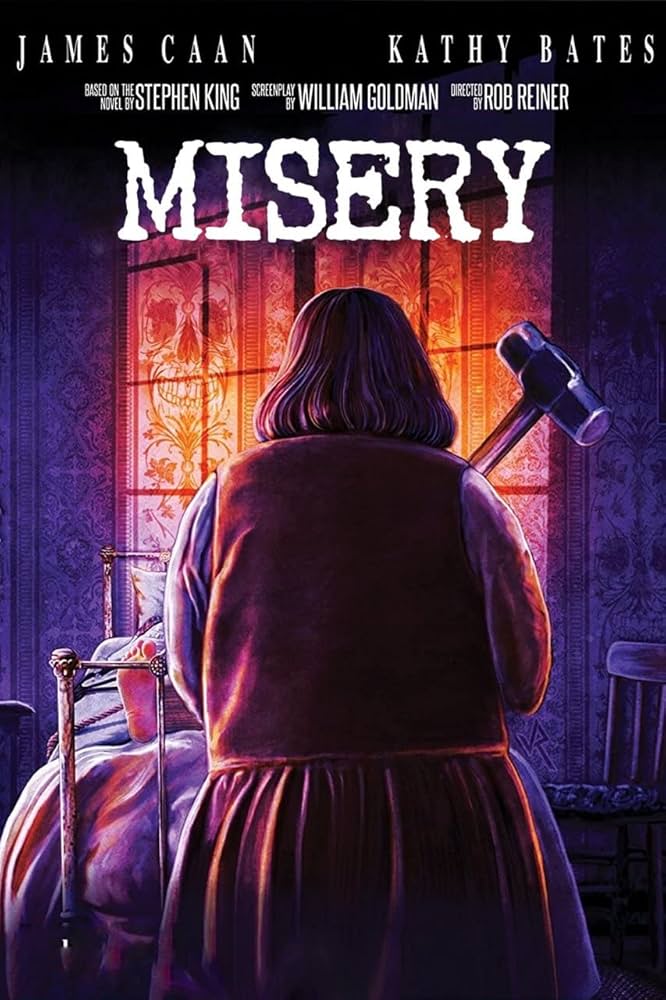Cartel de la película Misery, con una mujer blandiendo un martillo frente a una cama donde se ve el pie de un hombre