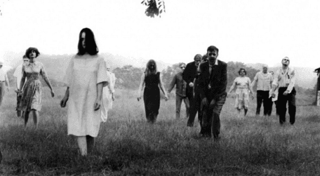 Imagen en blanco y negro de una oleada de zombies avanzando por un prado