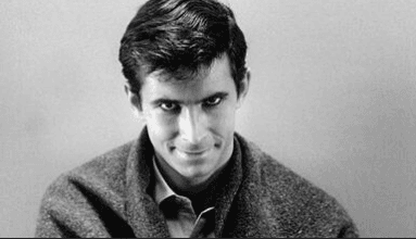 Imagen en blanco y negro de Norman Bates, interpretado por Anthony Perkins, que sonríe de forma inquietante a la cámara
