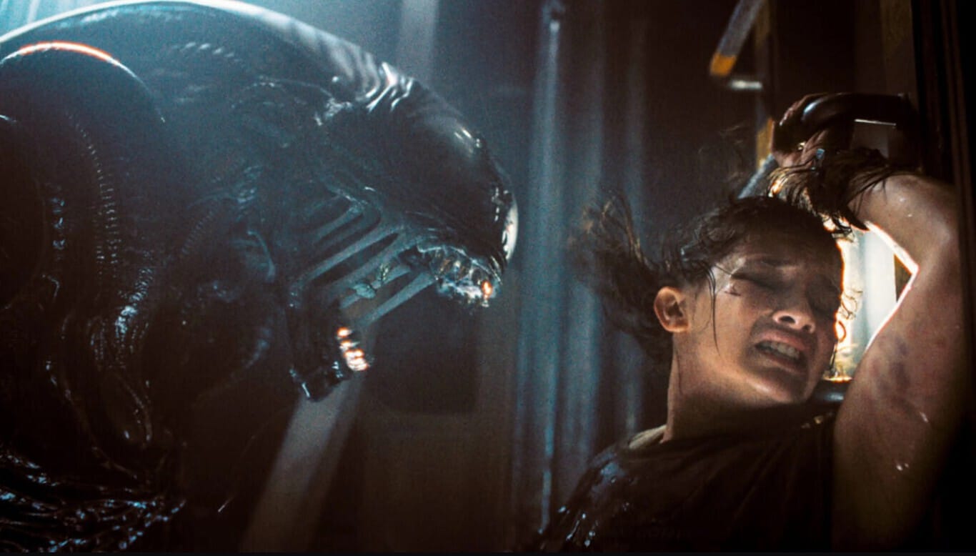Rain tratando de salvar la vida frente a uno de los xenomorfos de Alien Romulus