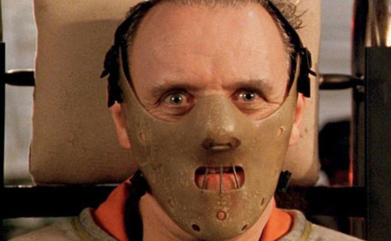 Sir Anthony Hopkins con traje de presidiario y un bozal como Hannibal Lecter