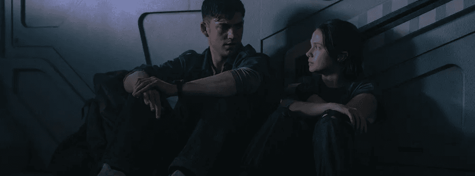 Tyler y Rain compartiendo un momento de intimidad en Alien Romulus