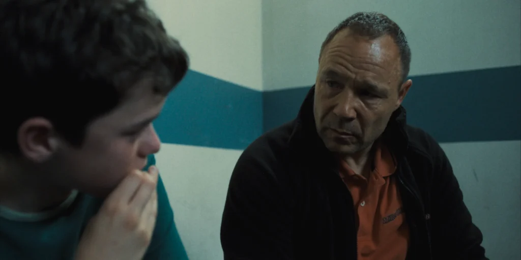 Stepehn Graham y Owen Cooper en una escena de la serie
