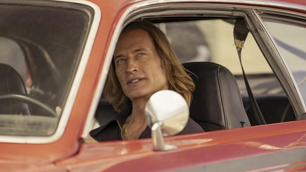 Josh Hollway subido al coche en una escena de promoción de la serie