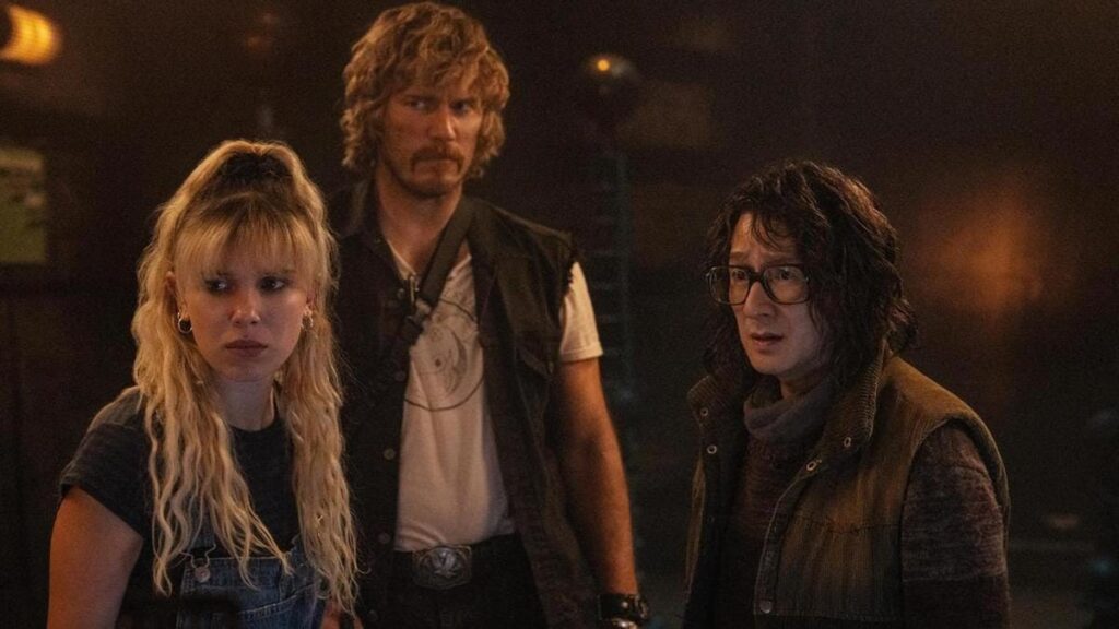 Millie Bobby Brown, Chris Pratt y Ke Huy Quan en una escena de Estado Eléctrico