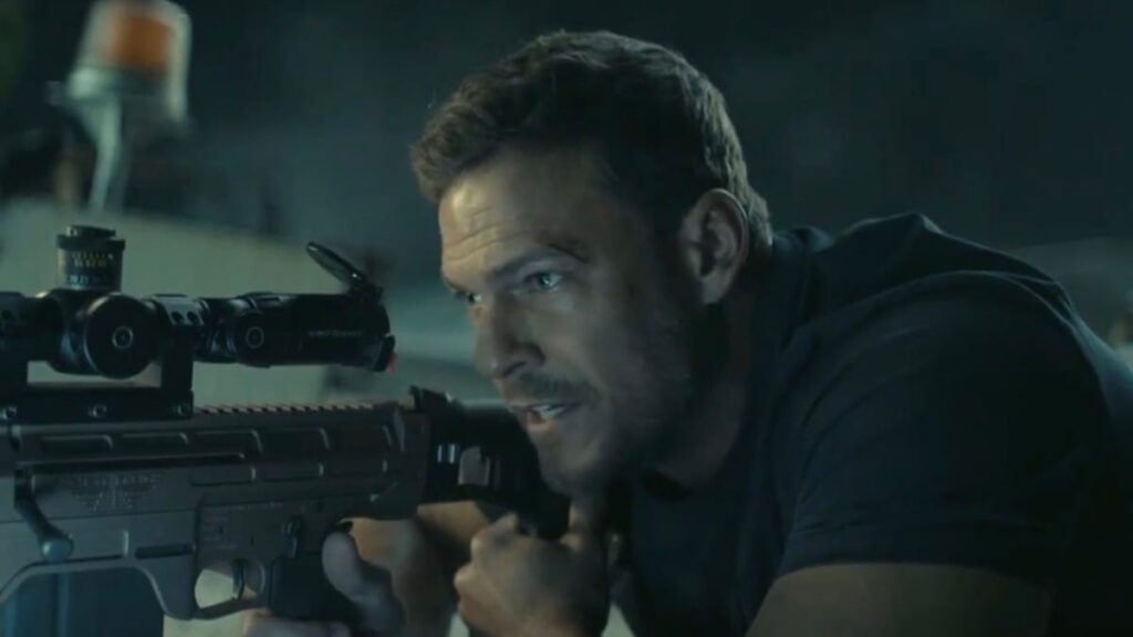 Reacher con un rifle de francotirador en una secuencia del capítulo 7
