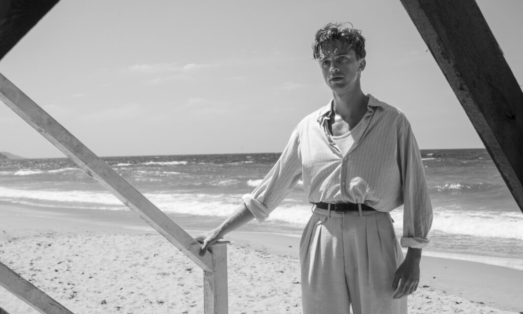 Crítica de El Extranjero: Vuelve el absurdo existencialista de la mano de François Ozon
