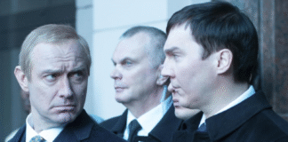 Crítica de El Mago del Kremlin: Oliver Ayassas y Paul Dano no enamoran en San Sebastián Crítica de el mago del kremlin