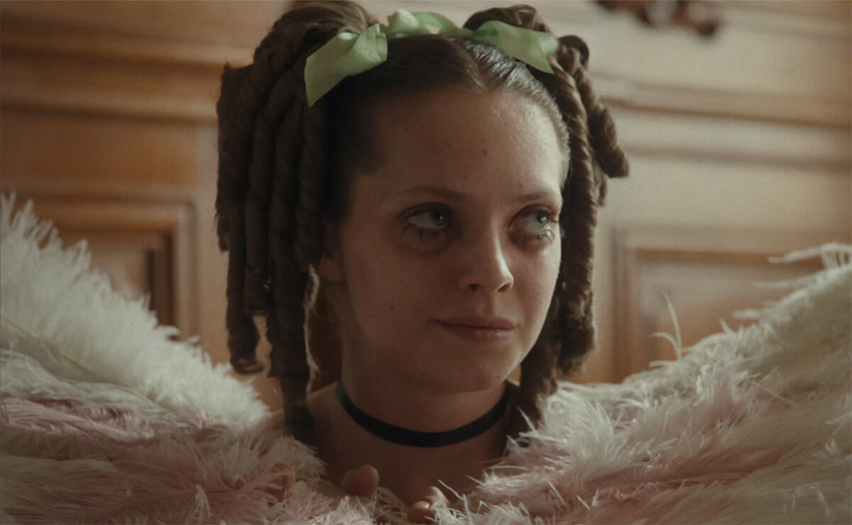 Imagen de Lea Myren en La hermanastra fea, que está brutal interpretando a la ingenua y envenenada Elvira.